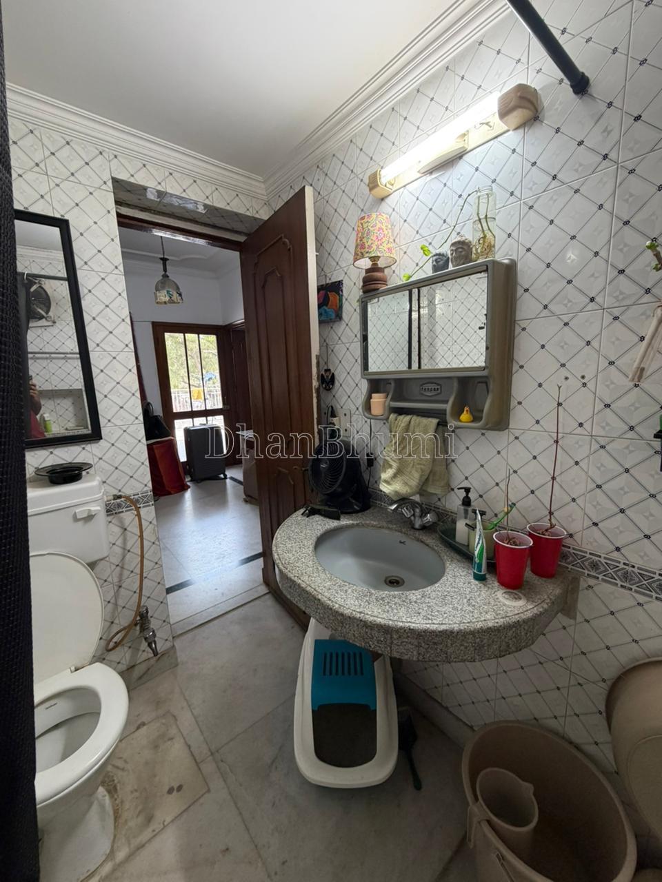 property_images/1775218436_69cfaf04cc3b7.jpeg