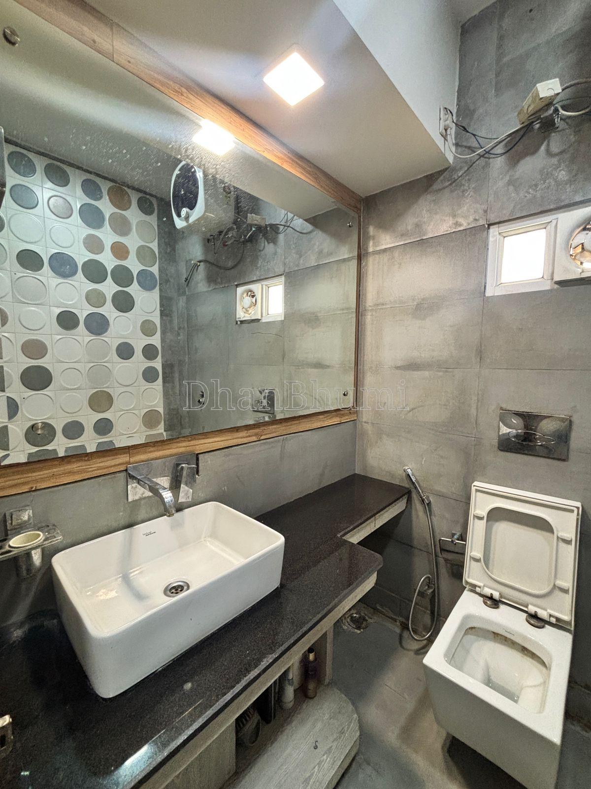 property_images/1776062042_69dc8e5a293cc.jpeg